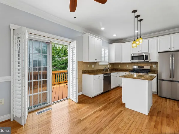 113 Meadows Ln, Alexandria, VA 22304