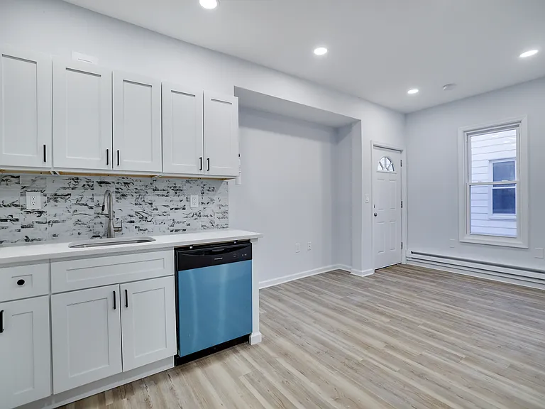 523 Sarah St #B — Photo 5