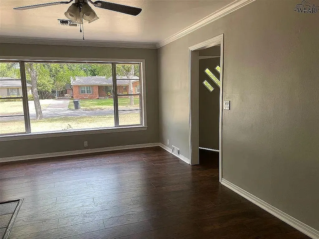 2417 Martin St — Photo 2