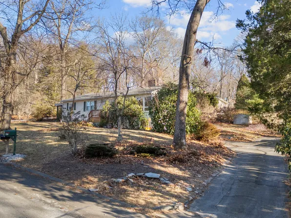 27 Hemlock Circle, Ledyard, CT 06335