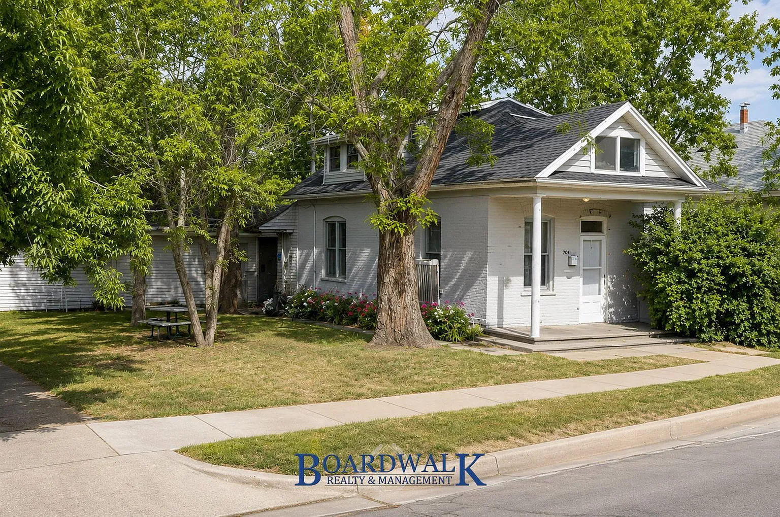 3 bed, 1.5 bath, 1000 sqft, $1,800 — Photo 1