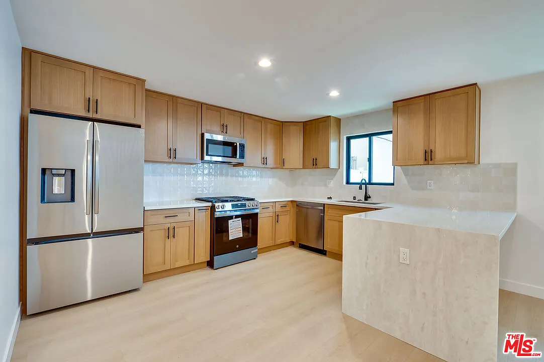 1 bed, 1.5 bath, 1000 sqft, $4,950 — Photo 3