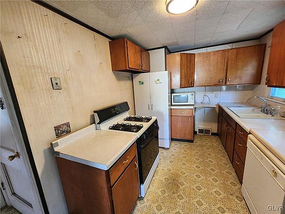 4th image of 2625 Eldridge Ave