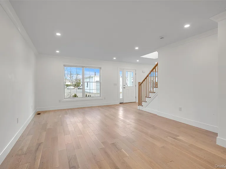 1 Manhasset Ave #B — Photo 9