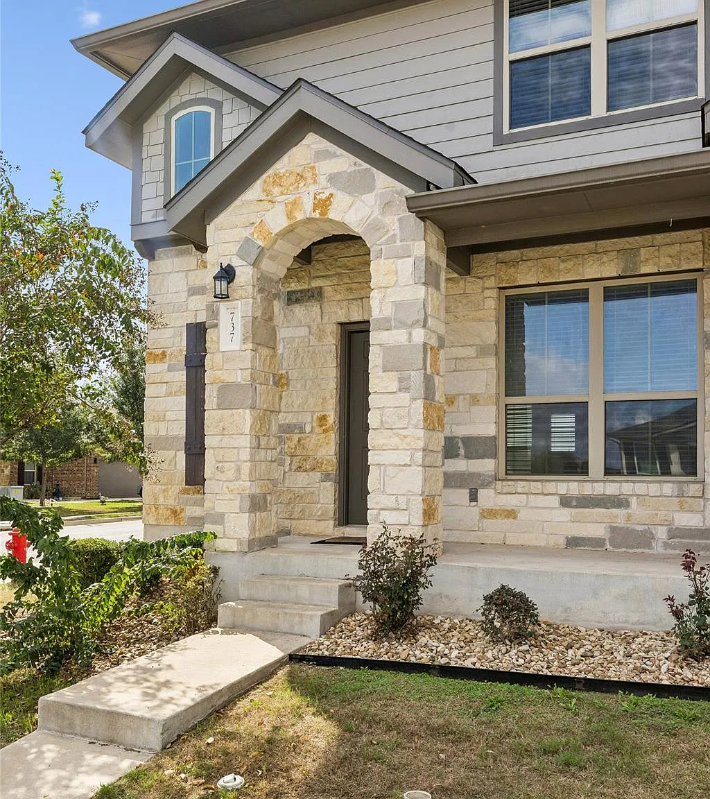3 bed, 2.5 bath, 1587 sqft, $2,069 — Photo 2