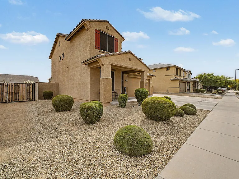 18235 W Ida Ln — Photo 2