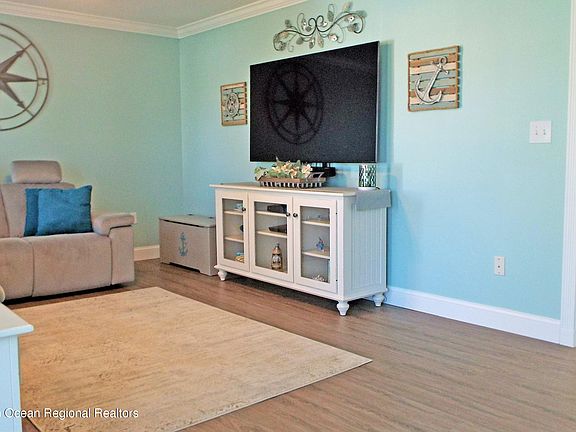 5th image of 1009 Beachwood Blvd