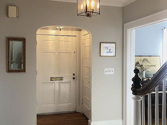 Entryway - Center hall 