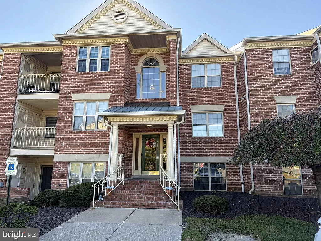 2 bed, 2.0 bath, 1070 sqft, $1,895 — Photo 2