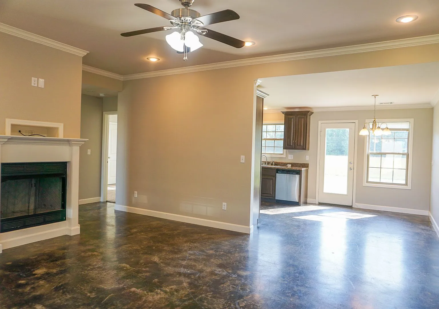 4 Bedroom Home in Valley View — Photo 2