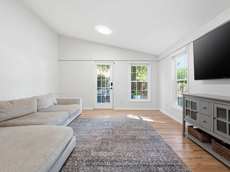 1425 Central Dr — Photo 29