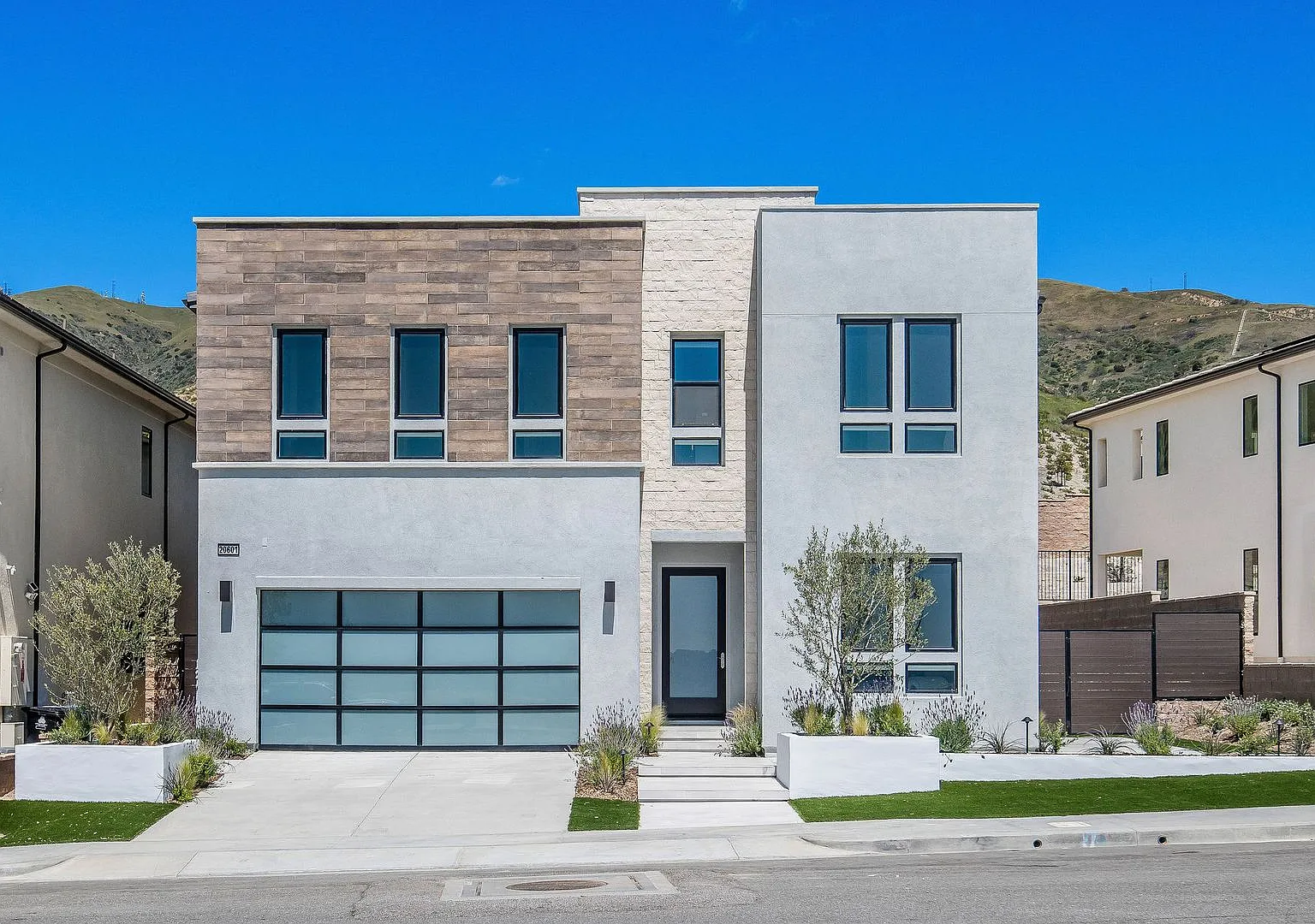 Fantastic 5 bed 4.5 bath with Pool in Hillcrest Gated Community in Porter Ranch ! — Photo 3