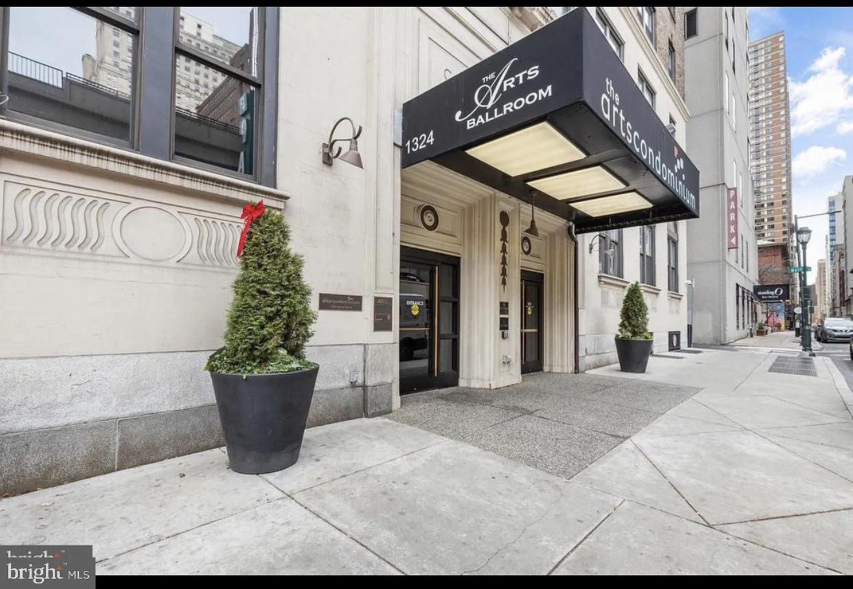 1324 Locust St APT 308 photo 1