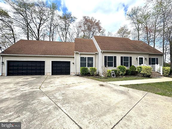 4th image of 833 White Oaks Ln