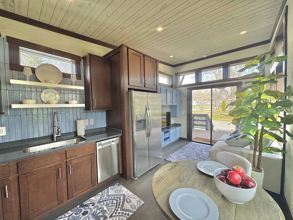13th image of 181 Drifting Brook Ln