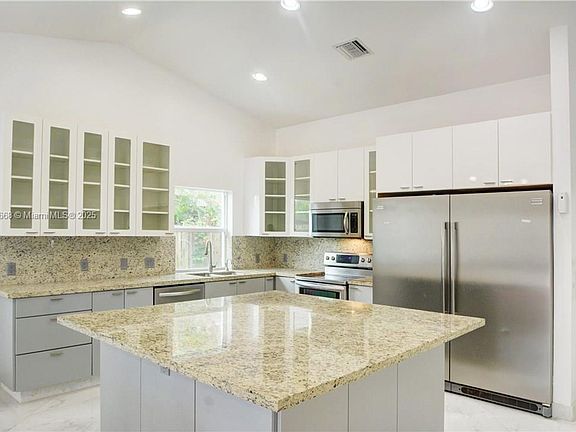 3rd image of 210 NE 2nd Ct
