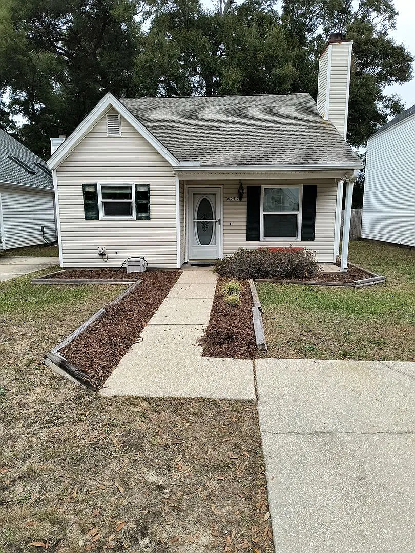 Lovely 2 Bedroom Home — Photo 3