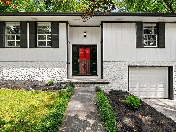 4th image of 604 Pine Oaks Dr