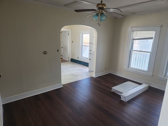 4th image of 450 Main St