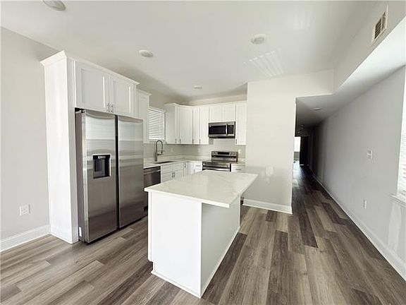 5th image of 2652 Banks St