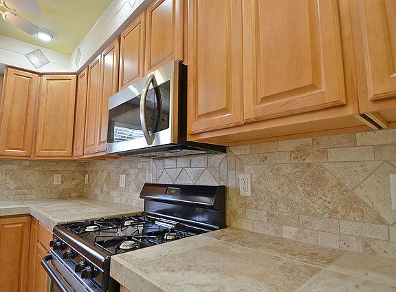 4th image of 1425 E Elm St