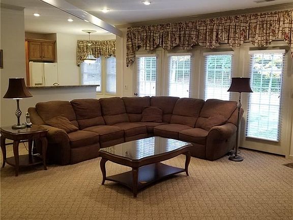 5th image of 27 Donna Mae Ln