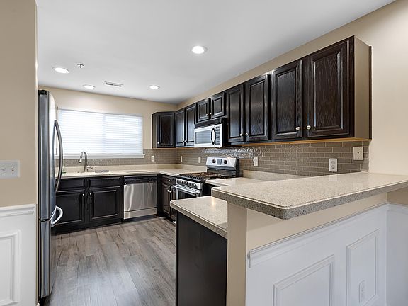 5th image of 16992 Farmington Rd #104