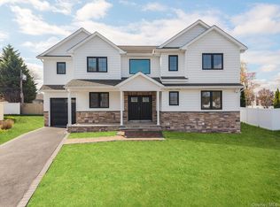 10 Faye Court, Plainview, NY 11803