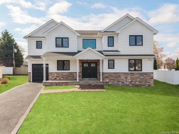 10 Faye Court, Plainview, NY 11803