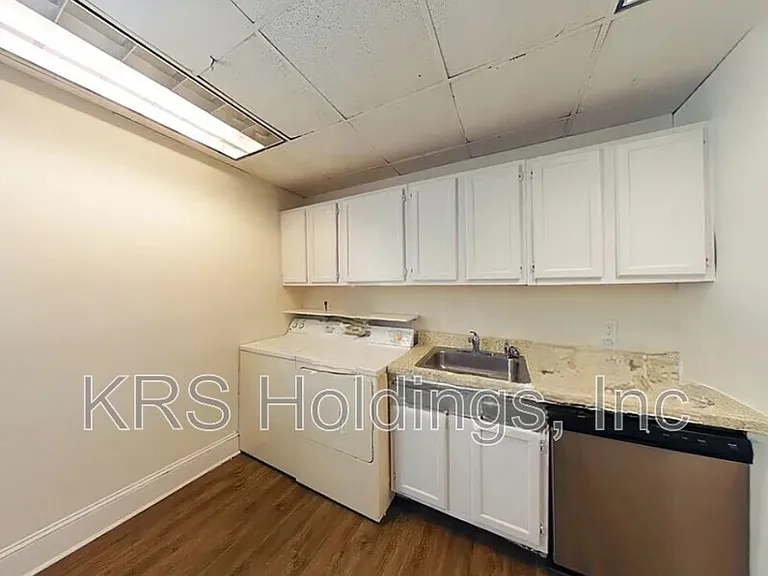 908 W Broad St — Photo 11