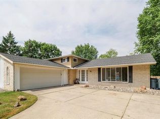 17033 Beaver Cir, Strongsville, OH