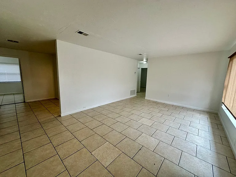 1317 Cambridge Dr — Photo 7