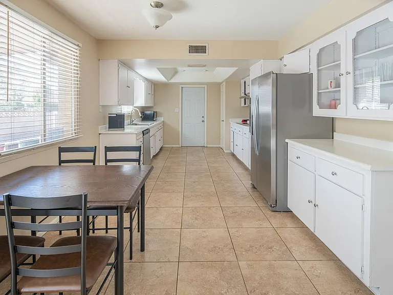 1047 E Alameda Dr — Photo 7
