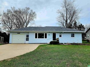 1524 3rd St, Hull, IA 51239