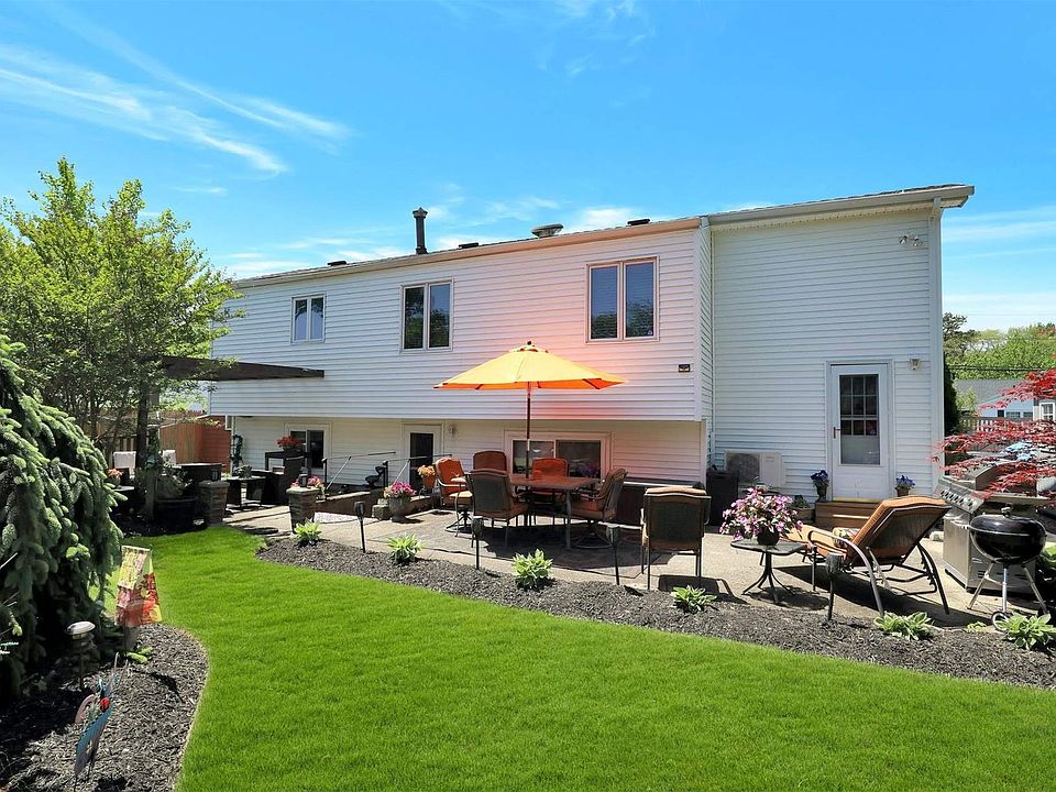 1st image of 307 W 24th St