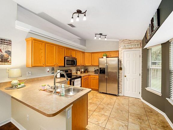 5th image of 42 Hemlock Dr
