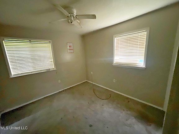 5th image of 3233 Woodview Dr