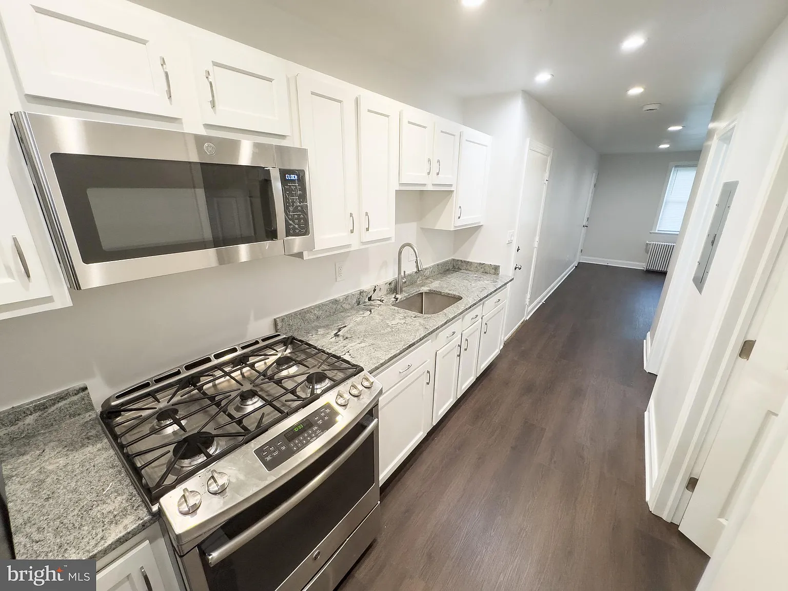 3 bed, 900 sqft, $3,000 — Photo 1