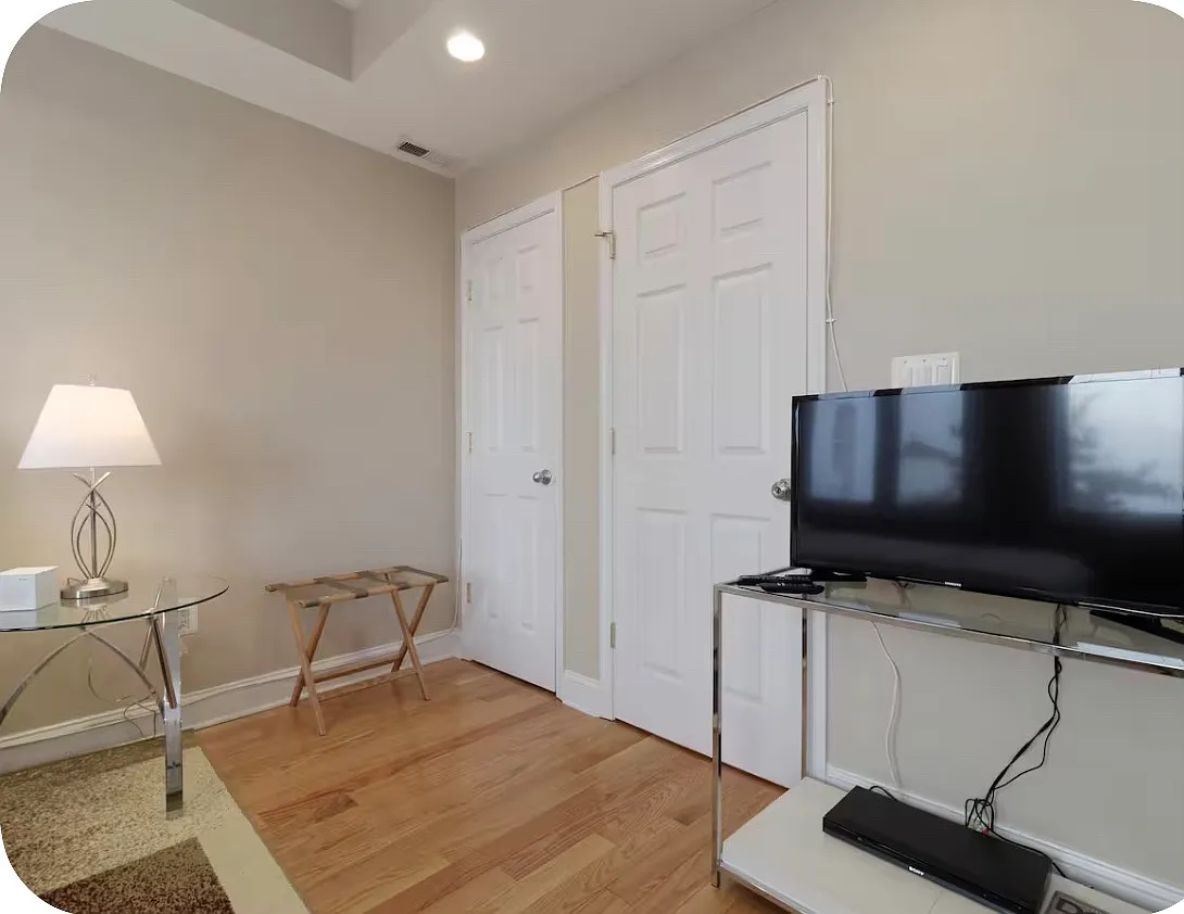 Studio, 420 sqft, $1,850 — Photo 3