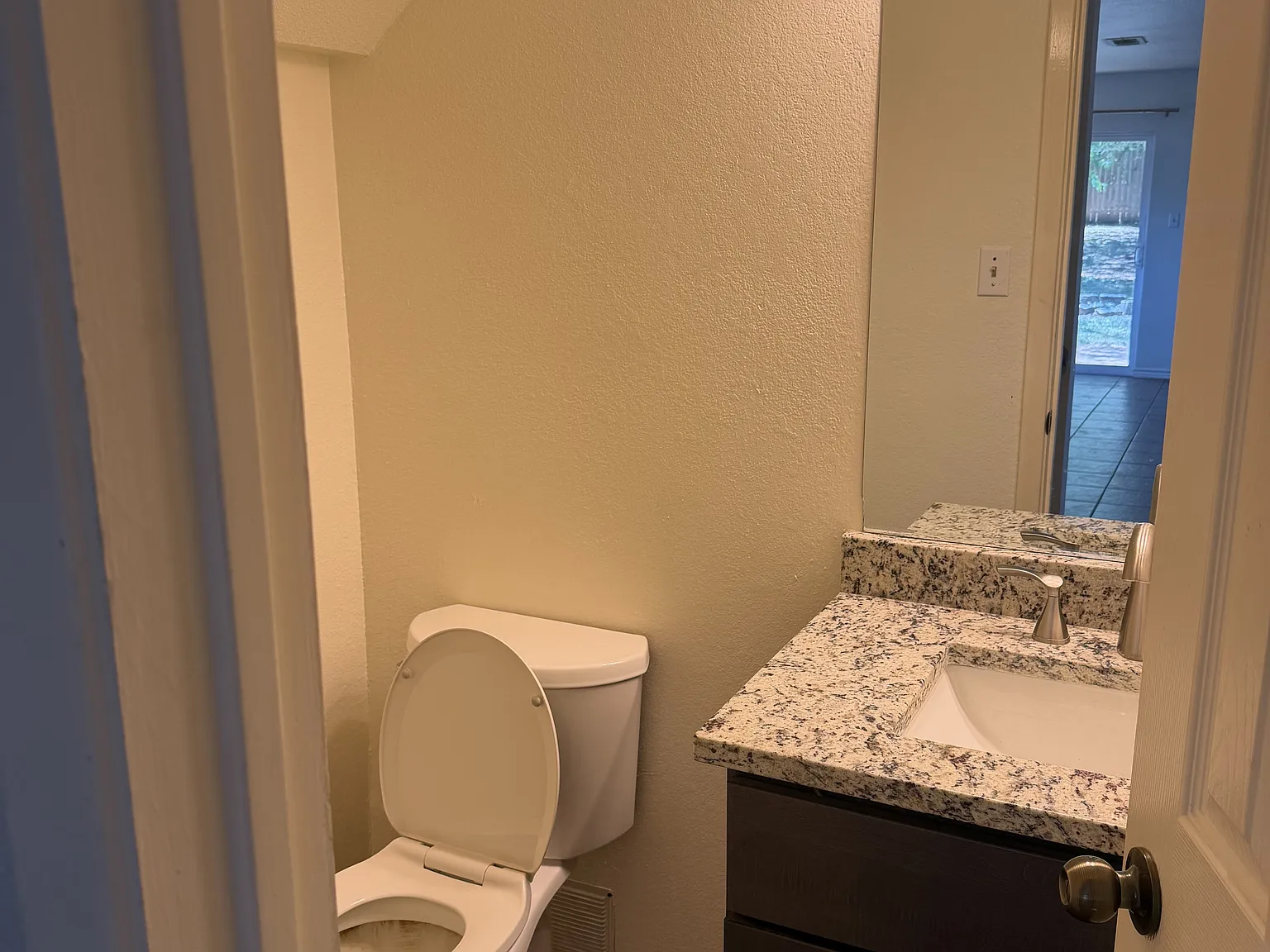 3 bed, 2.5 bath, 1427 sqft, $1,799 — Photo 4