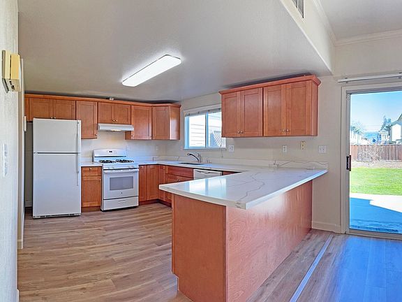 3rd image of 272 N 7th St