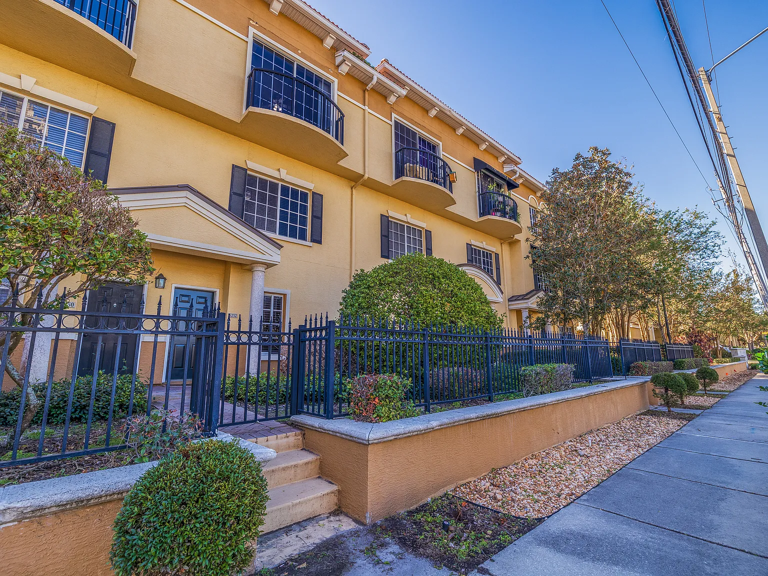 2 bed, 2.5 bath, 1349 sqft, $2,695 — Photo 2