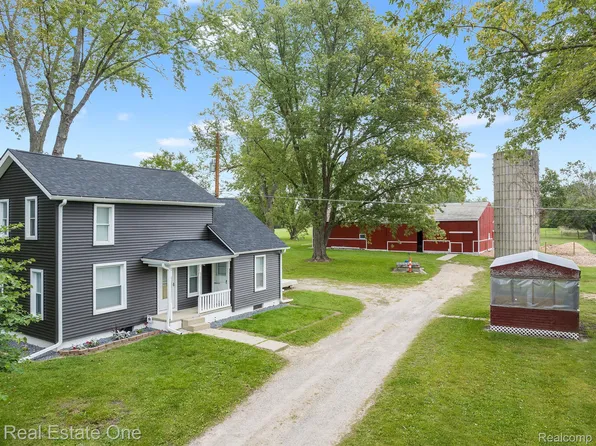 8615 Cedar Lake Rd, Pinckney, MI 48169