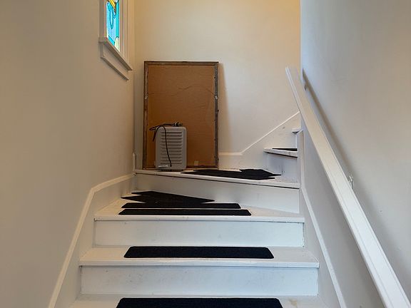 4th image of 332 W 8th St