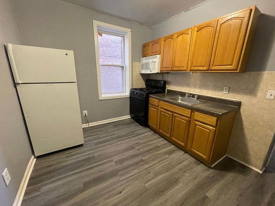 2nd image of 701 29th St #4AA