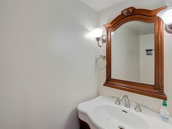 5th image of 4189 Vineland Ave Unit 104