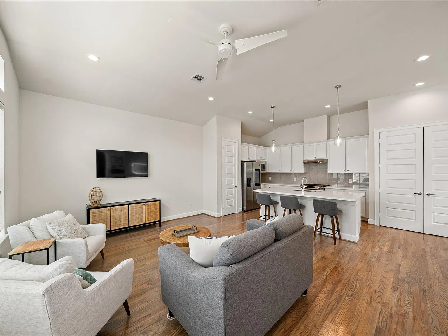2 bed, 2.5 bath, 1662 sqft, $2,300 — Photo 3