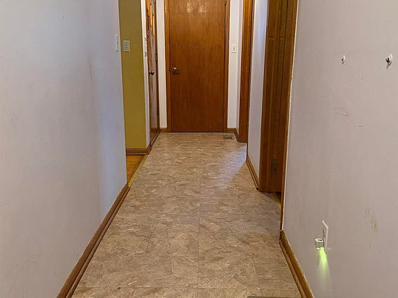 3rd image of 611 Main St