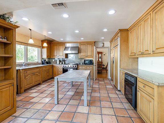 Viking range, 2 ovens, completely stocked kitchen