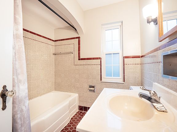 4th image of 3161 Bellewood Ave